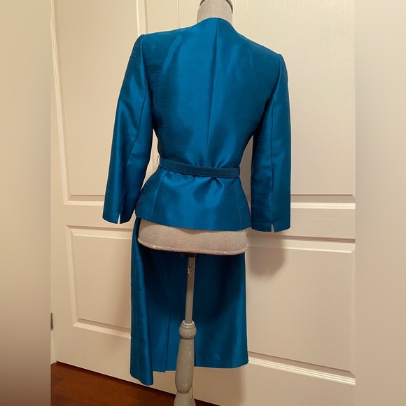 Tahari Skirt Suit - US 2 - Fitted w Pleats & belt for fitted silhouette - Picture 7 of 14